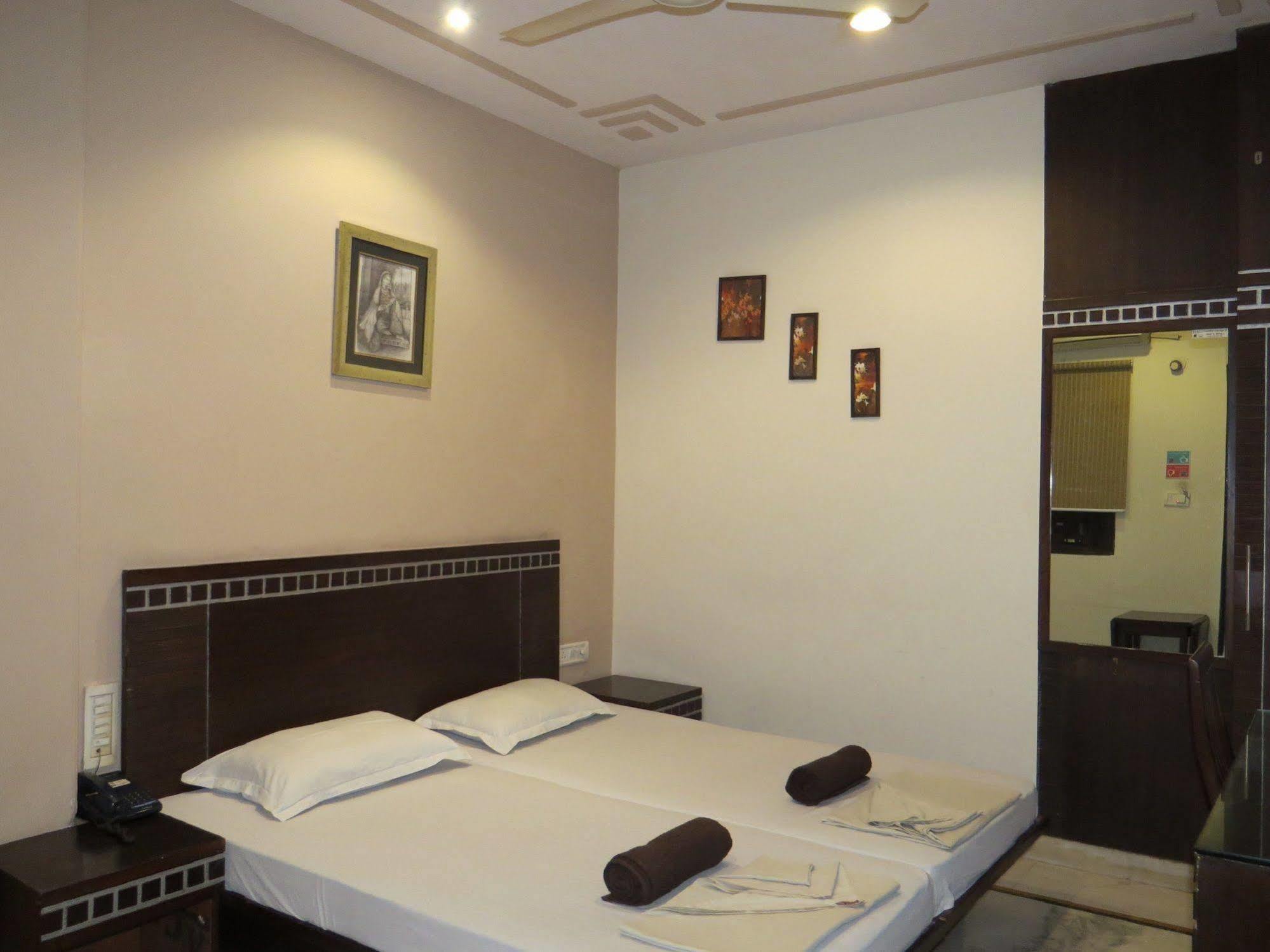 Smyle Inn - Best Value Hotel Near New Delhi Station Экстерьер фото