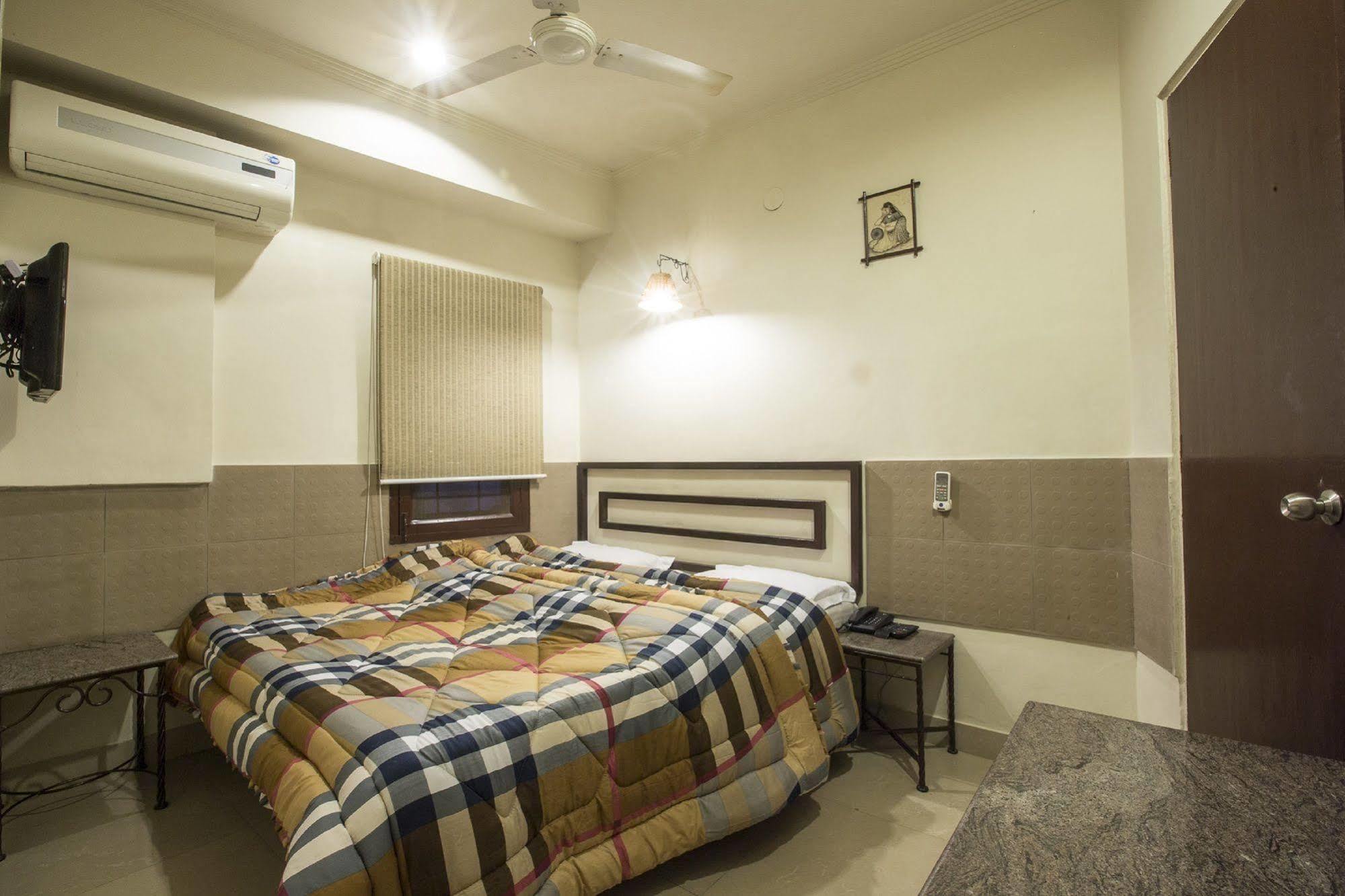 Smyle Inn - Best Value Hotel Near New Delhi Station Экстерьер фото